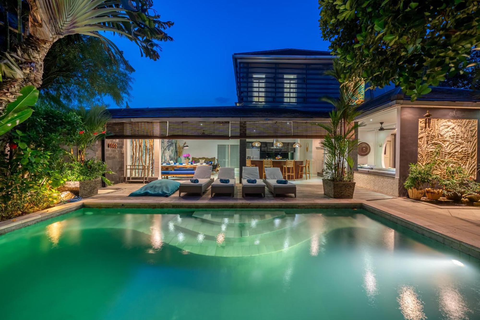 Villa Alchemy Private 4 Bedroom Eat Street 10 Steps To Revolver Cafe Seminyak (Bali)