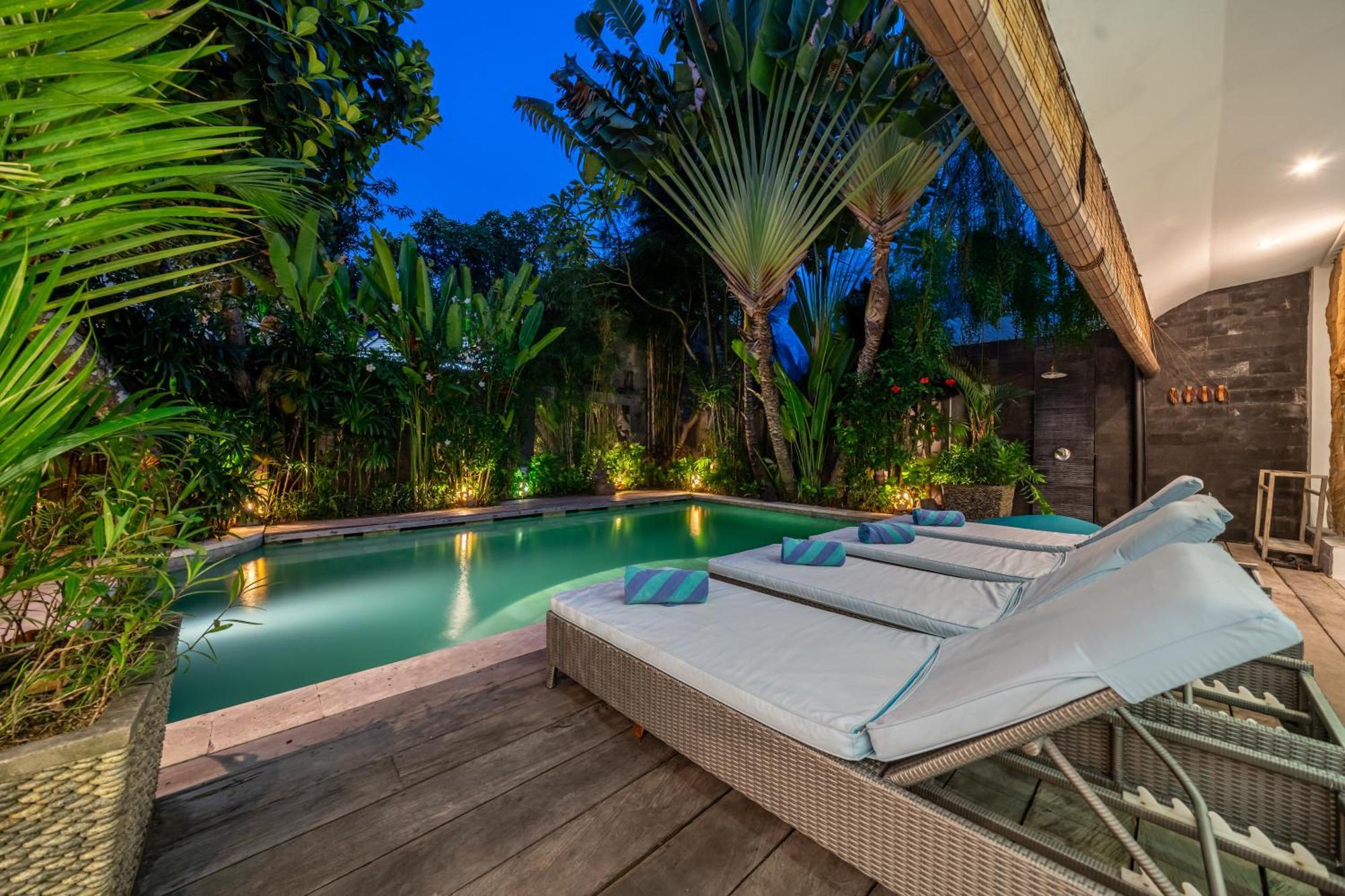 Alchemy Private 4 Bedroom Eat Street 10 Steps To Revolver Cafe Villa Seminyak (Bali)
